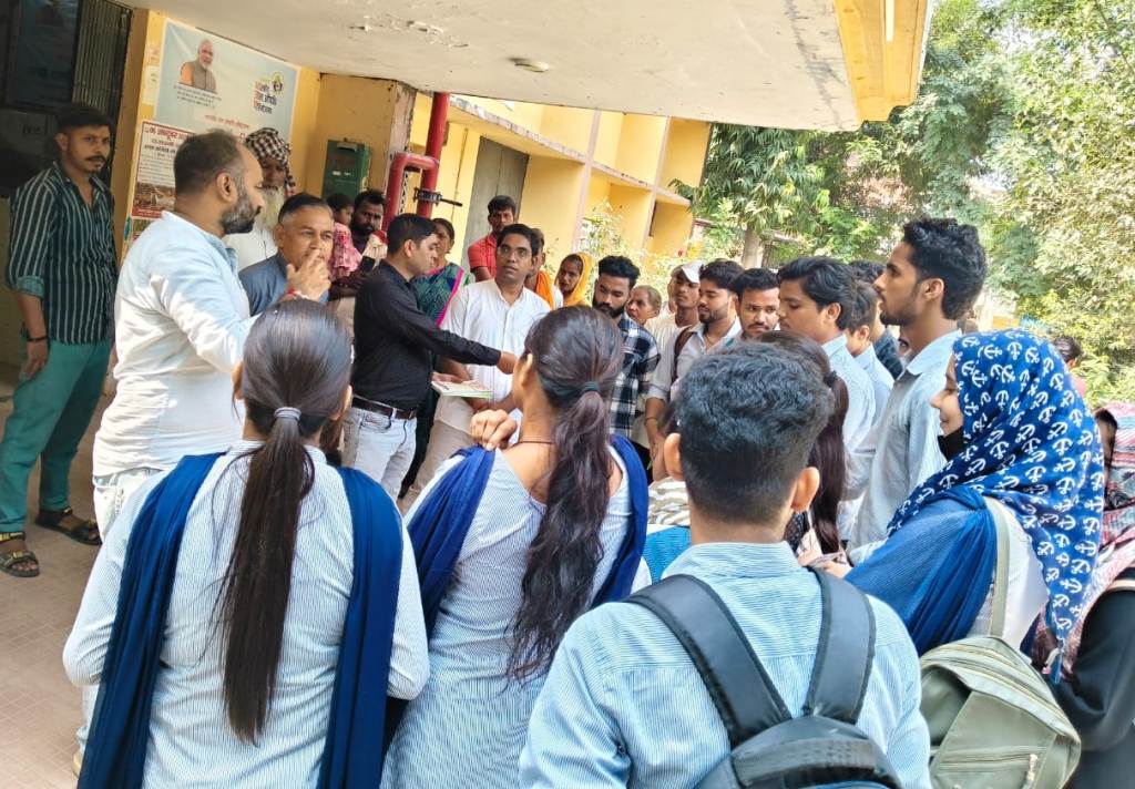 Bareilly News : सड़क सुरक्षा माह : राजेंद्र प्रसाद डिग्री कॉलेज मीरगंज में नुक्कड़ नाटक और रैली से गूंजा ‘सेफ ड्राइव, सेव लाइफ’ संदेश