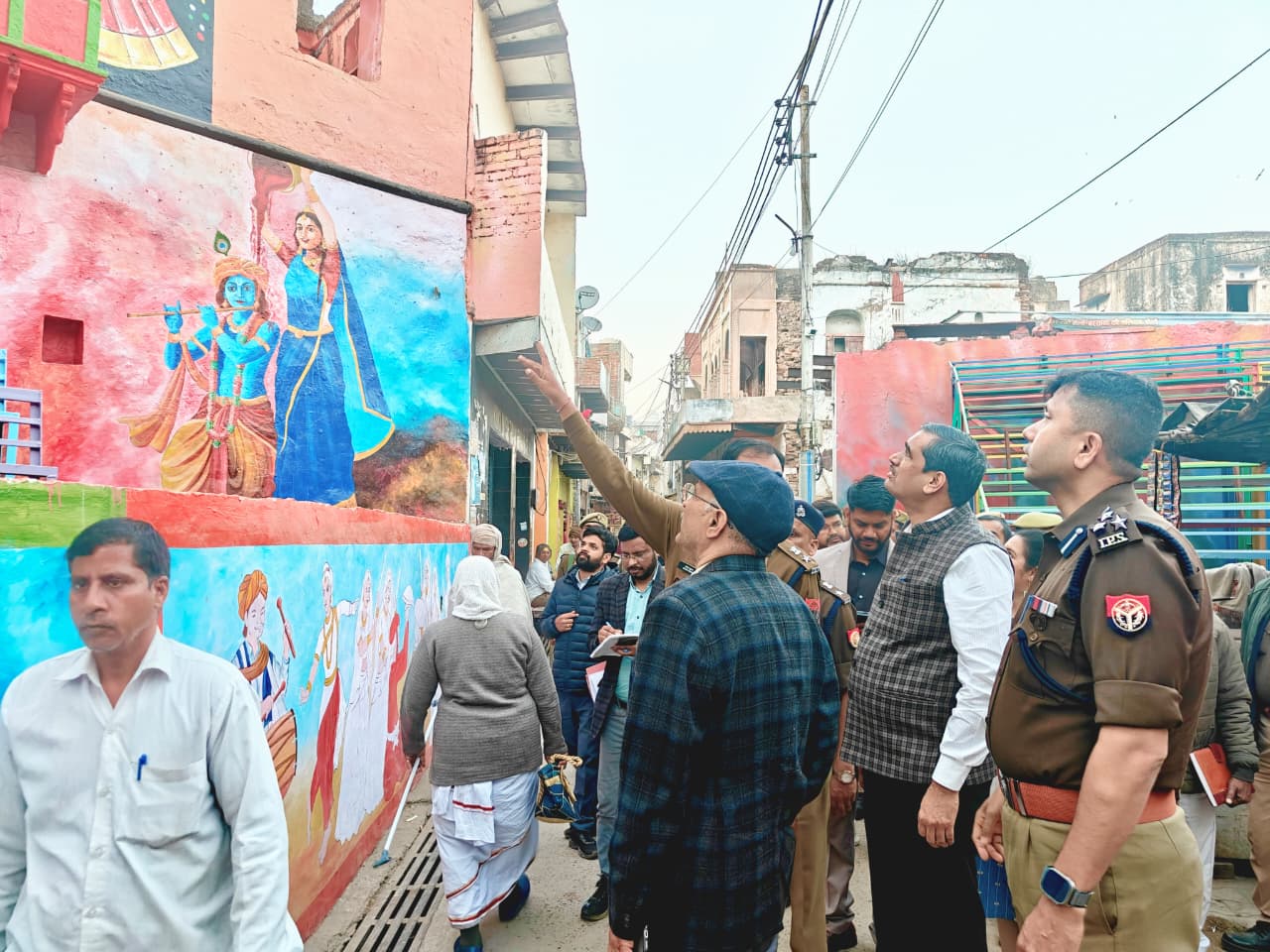 Mathura News: अफसरों ने बरसाना में लड्डू और लठामार होली तैयारियां परखी