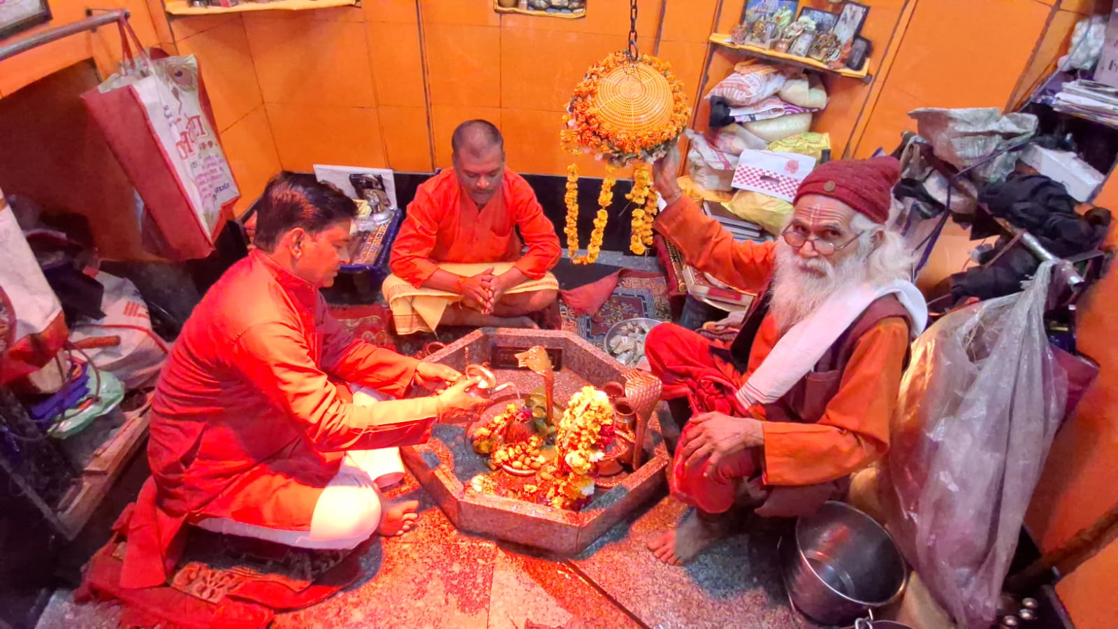 KASGANJ NEWS महाशिवरात्रि पर हर-हर महादेव के जयकारों से गूंजा कासगंज, लहरेश्वर महादेव में उमड़ा श्रद्धालुओं का सैलाब