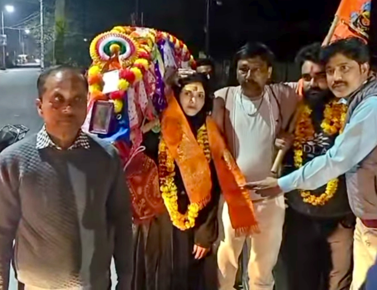 KASGANJ NEWS:बुर्का पहनी महिला के हाथो में था कांवड़… होठों पर ‘बम भोले’ के जयकारे — गंजडुंडवारा में मुस्लिम महिला उठाती दिखी कांवड़, हिंदू समाज ने किया स्वागत,आस्था की अनोखी तस्वीर ने सबको चौकाया 