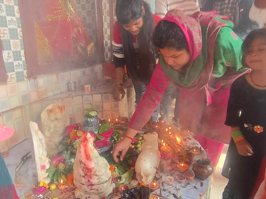 Bareilly news : मीरगंज में शिव तेरस पर उमड़ा सनातनी आस्था का सैलाब, मंदिरों में गूंजे हर-हर महादेव के जयकारे