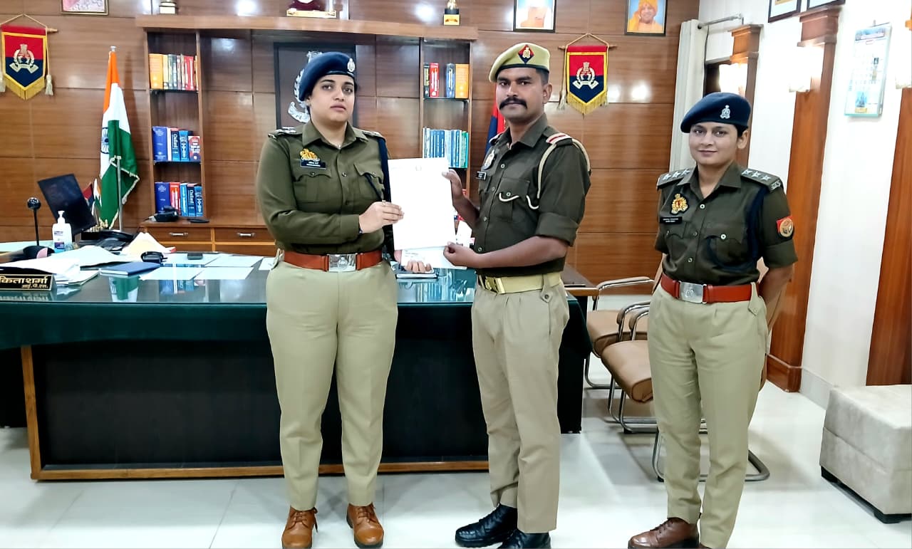 KASGANJ NEWS:पानी भरे गड्डे मे कूद मासूम की जिंदगी बचाने वाले सिपाही को एसपी ने किया सम्मानित,महाशिवरात्रि ड्यूटी के दौरान दिखाई थी बहादुरी 