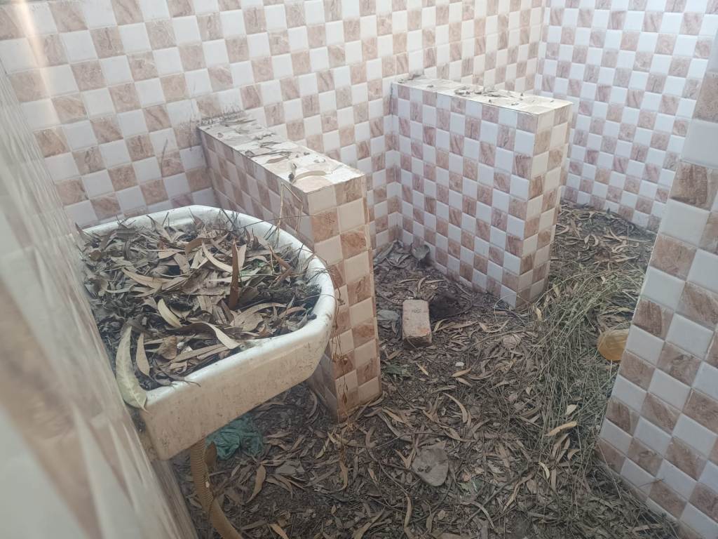 Bareilly News : ओडीएफ का ढिंढोरा, ब्लॉक में शौचालय कंडम! मीरगंज विकास खंड कार्यालय की बदहाली ने खोली स्वच्छता दावों की पोल