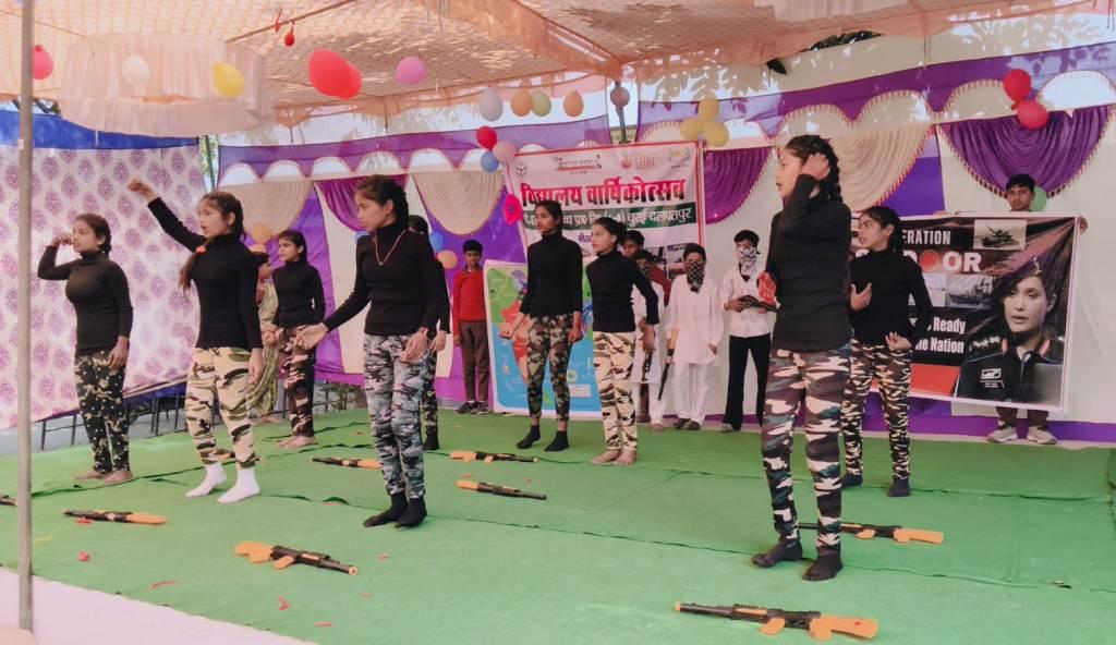 Bareilly News : वार्षिकोत्सव में नन्हीं प्रतिभाओं की चमक, ‘अनुशासन ही सफलता की कुंजी’—बीईओ अवनीश कुमार