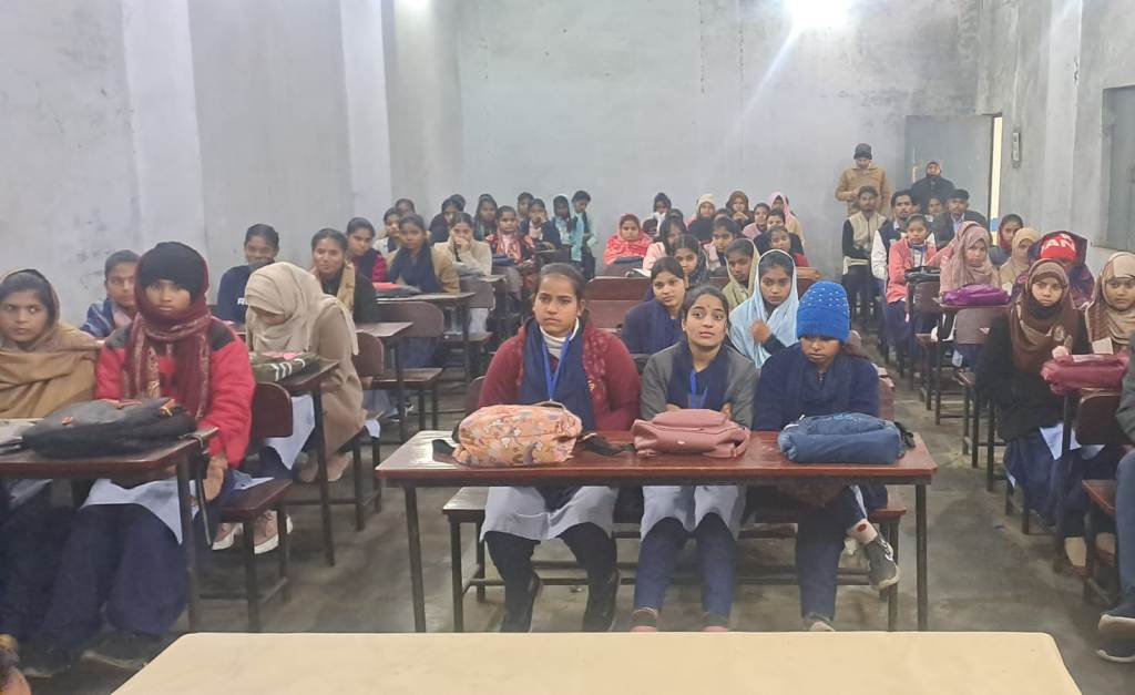 Bareilly News : राजेंद्र प्रसाद डिग्री कॉलेज में भाषण प्रतियोगिता के माध्यम से सड़क सुरक्षा का संदेश