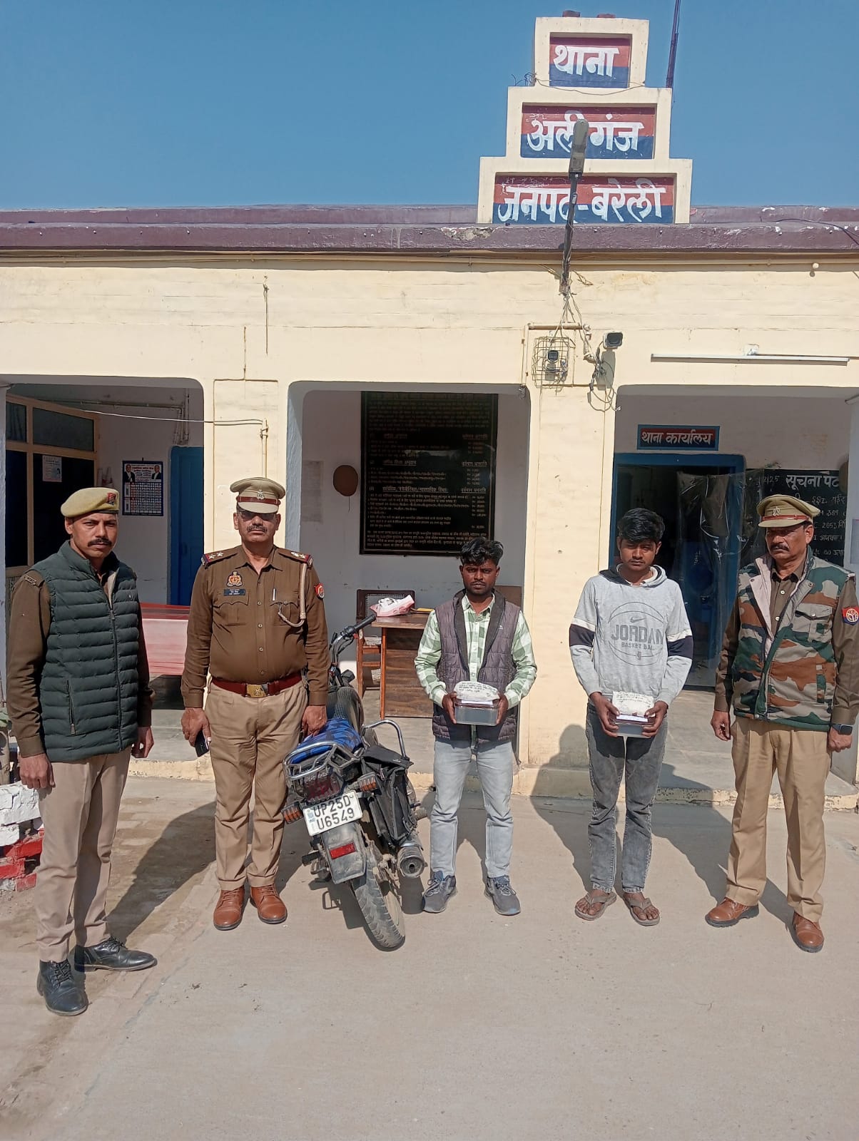 Bareilly News : बरेली में 20 लाख की अफीम के साथ दो तस्कर गिरफ्तार, पुलिस ने बाइक और मोबाइल भी किए बरामद