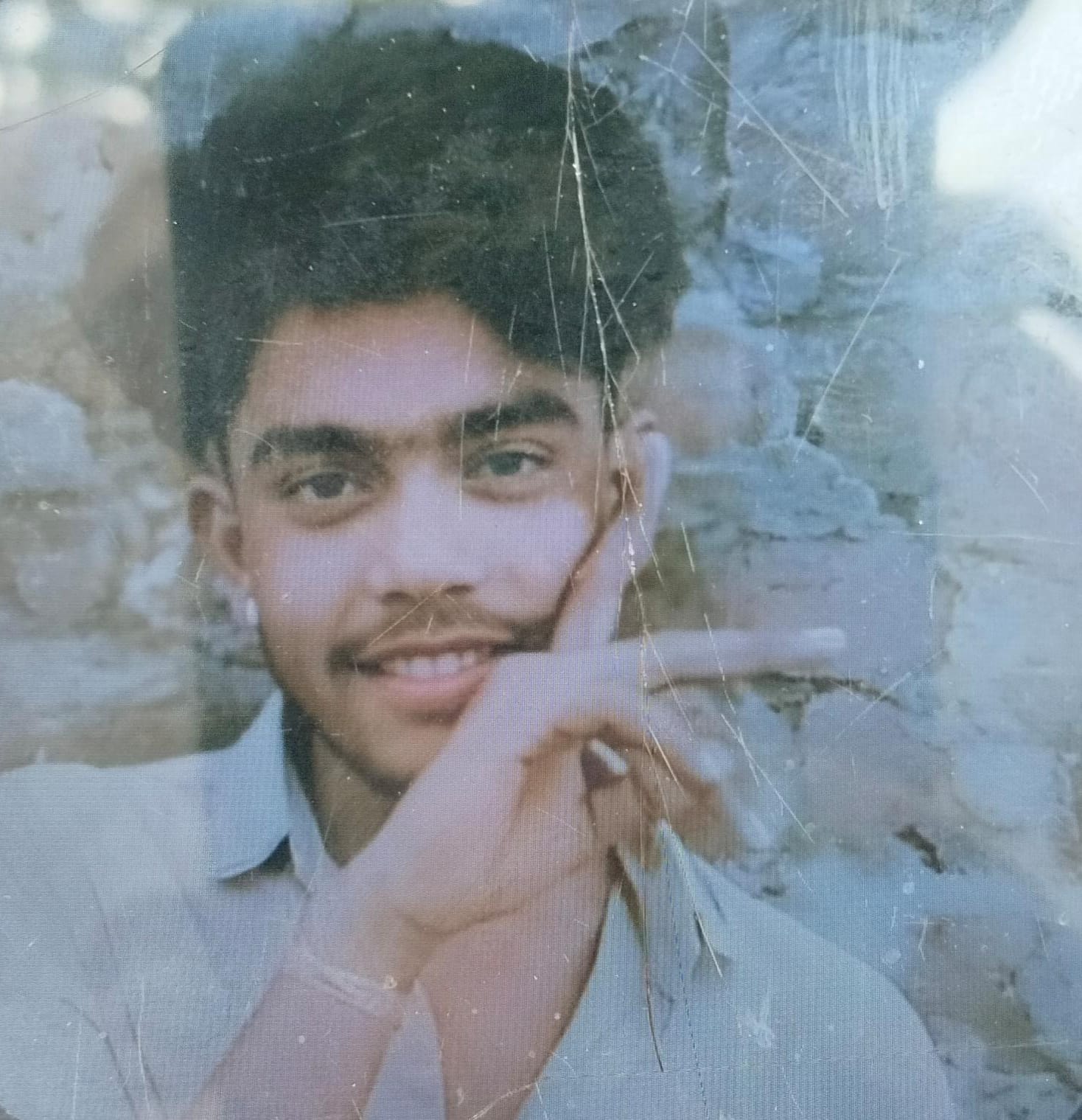 KASGANJ:बीएससी छात्र ने खेत में पीपल के पेड़ से लगाई फांसी, परिवार में मचा कोहराम