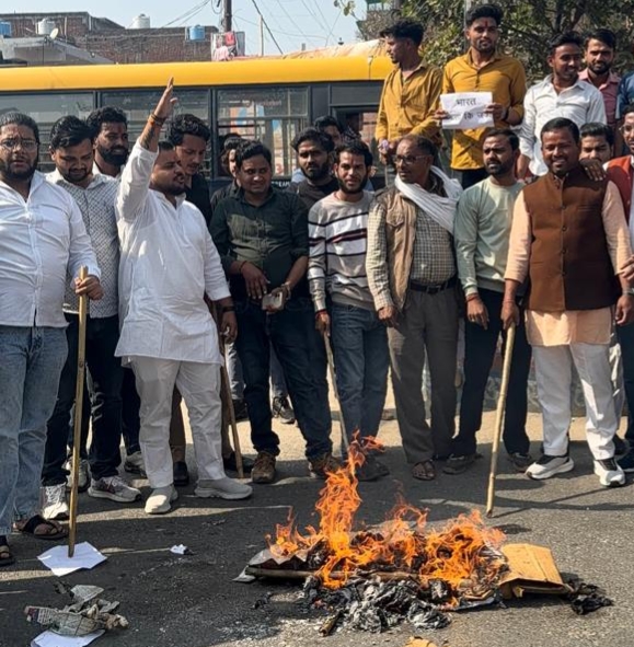 KASGANJ:AI समिट में हंगामे पर भाजपा युवा मोर्चा का प्रदर्शन, राहुल गांधी का पुतला दहन