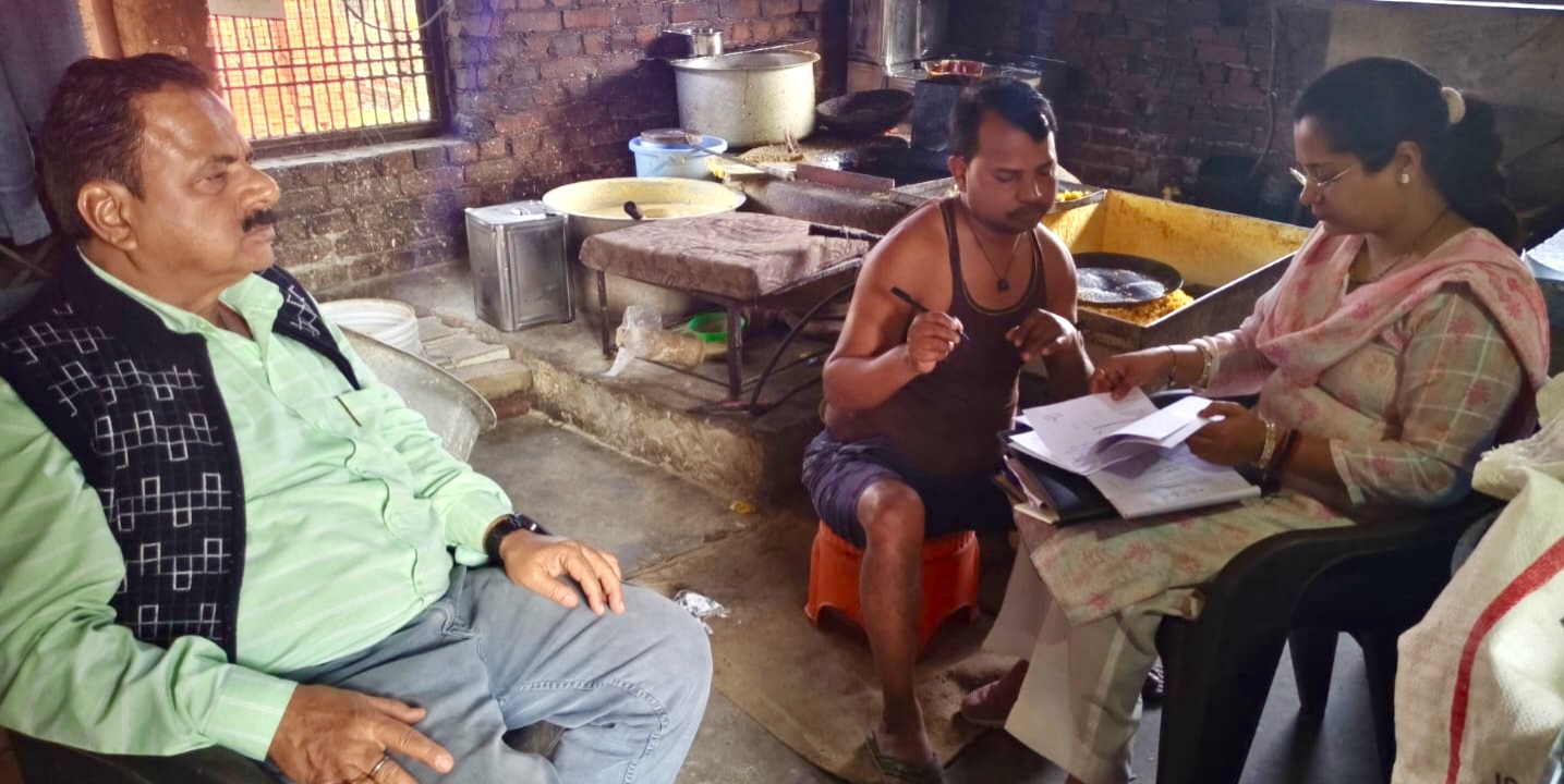 KASGANJ:होली से पहले खाद्य विभाग की बड़ी कार्रवाई,152 किलो दूषित मिठाई कराई नष्ट, 160 किलो बूंदी सीज