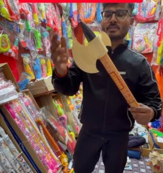 KASGANJ NEWS होली की आहट, कुल्हाड़ी और हथौड़े के आकार की खूब भा रही पिचकारियां,बाजारों में रौनक, हर्बल रंगों और फैंसी पिचकारियों की बढ़ी मांग