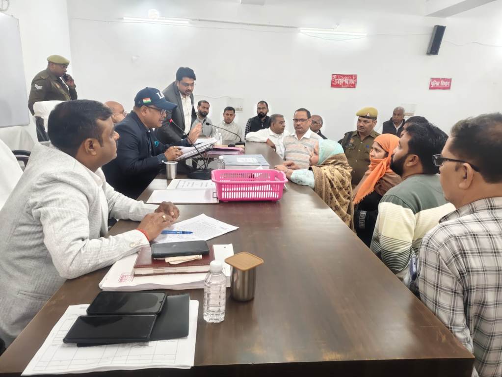 Bareilly News : मीरगंज में संपूर्ण समाधान दिवस, अवैध कब्जे व रास्ते की शिकायतों पर डीएम अविनाश सिंह ने दिए त्वरित कार्रवाई के निर्देश