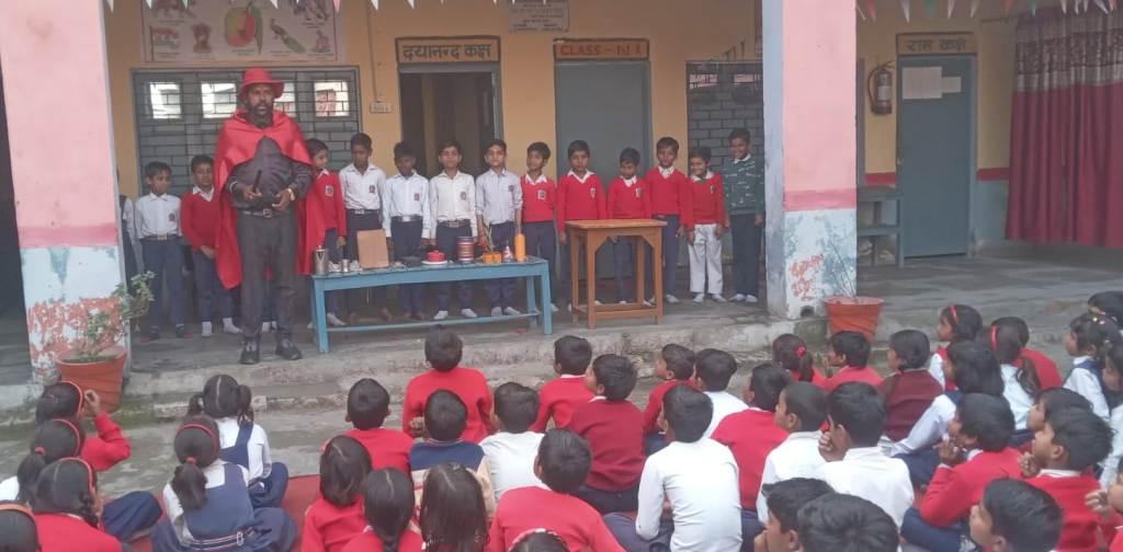 Bareilly News : जादू के जरिए विद्यार्थियों में जगाई वैज्ञानिक सोच, विद्यालय में हुआ प्रेरक मैजिक शो
