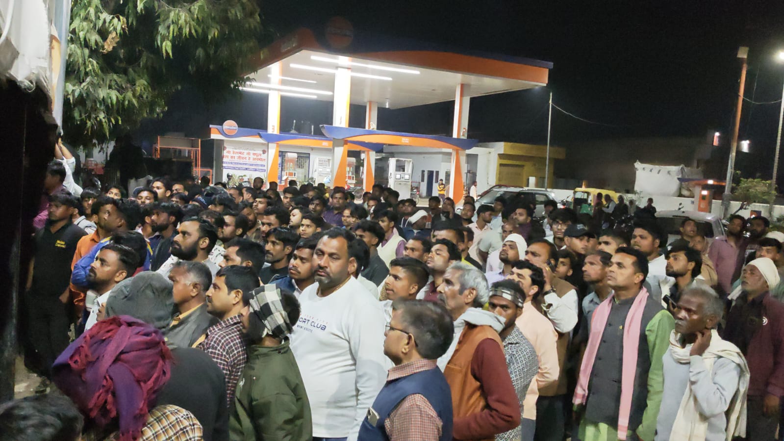  कासगंज के अमांपुर में दिल दहला देने वाली वारदात: बंद मकान में एक ही परिवार के 5 शव, पति फंदे पर लटका मिला तो पत्नी-बच्चे फर्श पर मृत मिले