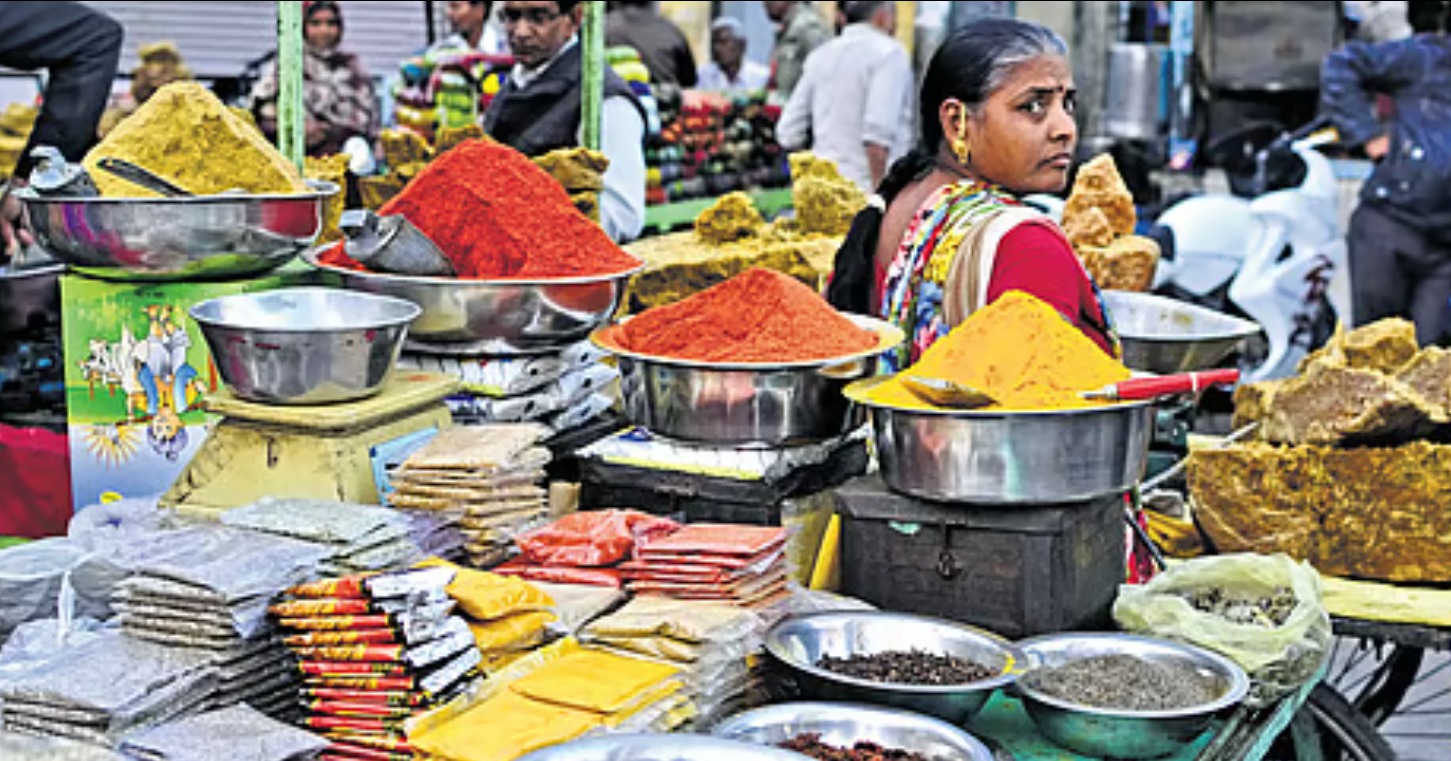 Bareilly News: सरसों के तेल, वनस्पति घी और रिफाइंड के नमूने लिए 