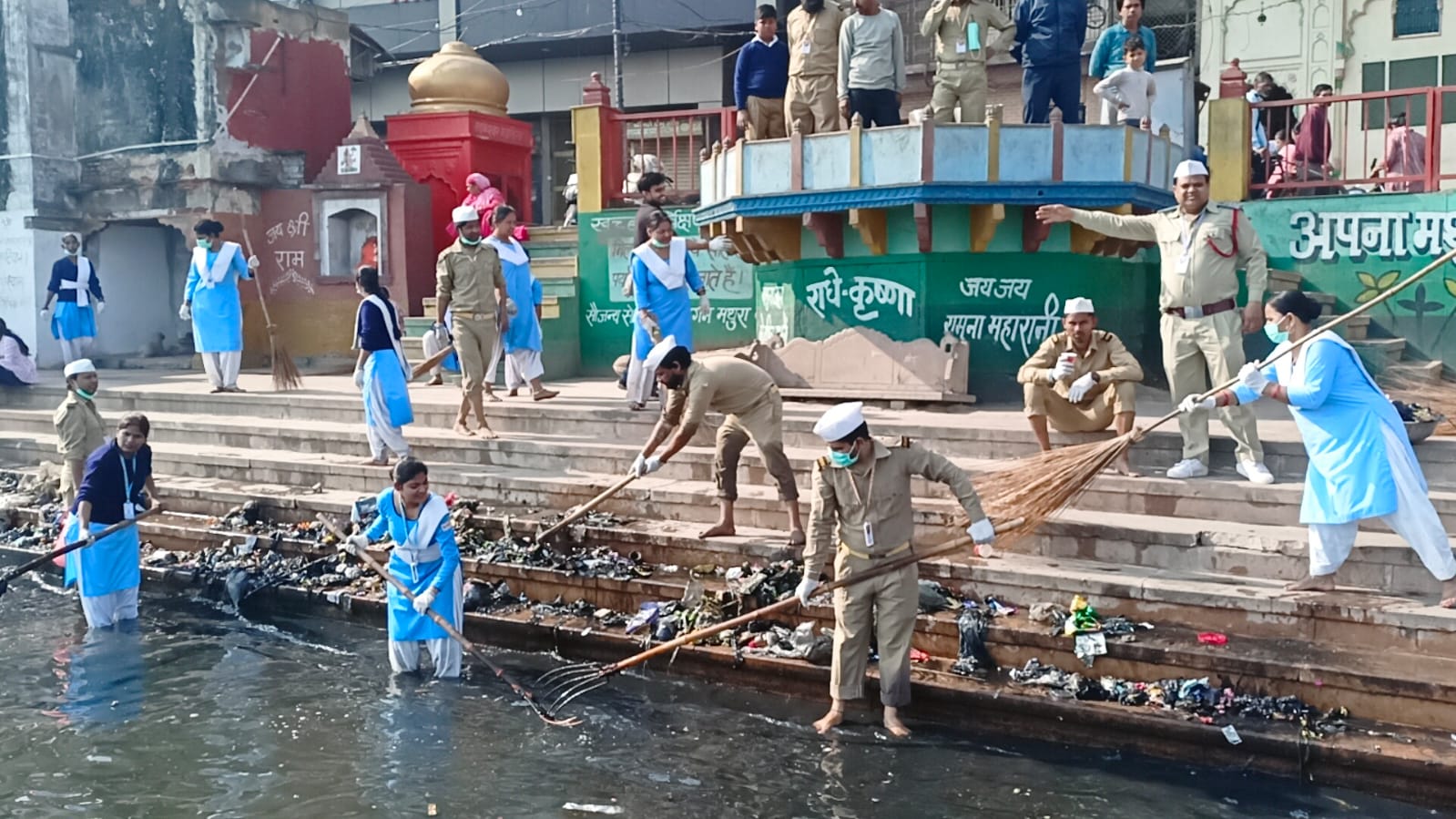 मथुरा न्यूज: निरंकारी भक्तों ने साफ सफाई कर  चमकाए यमुना घाट