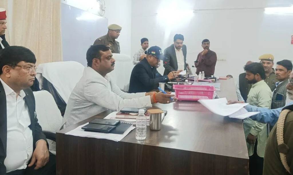 Bareilly News : लकड़ी कुट्टी से बंद किया रास्ता, जान जोखिम में डाल फ्लाईओवर से गुजरने को मजबूर ग्रामीण