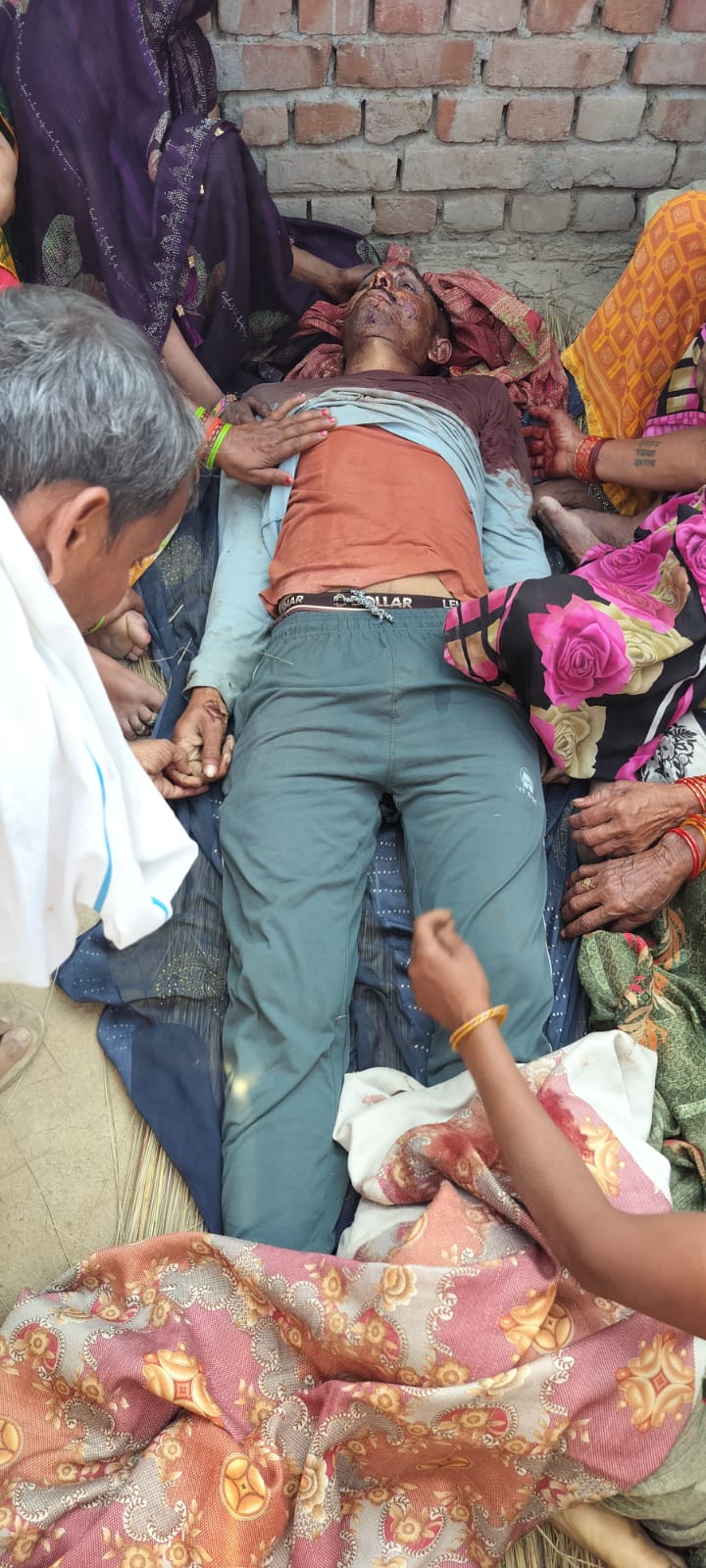 KASGANJ NEWS 11 हजार केवी लाइन की चपेट में आने से युवक की मौत, स्ट्रीट लाइट ठीक करते समय हुआ हादसा