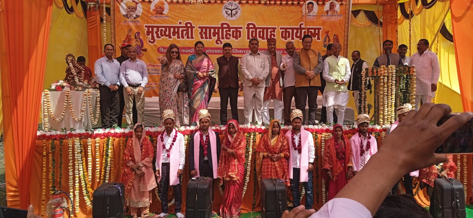 KASGANJ NEWS मुख्यमंत्री सामूहिक विवाह समारोह में 35 जोड़े बंधे बंधन सूत्र में, महिला आयोग सदस्य रेनू गौड़ ने दिया खुशहाल जीवन का संदेश