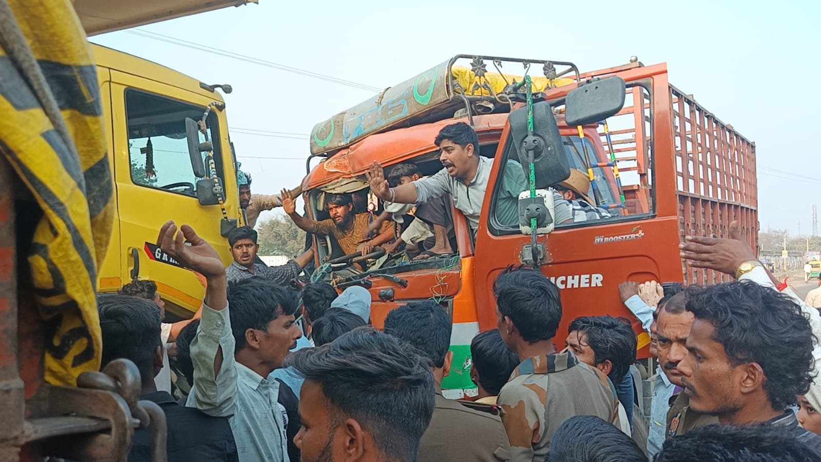 KASGANJ NEWS मथुरा-बरेली हाईवे पर डंपर और कैंटर की जोरदार टक्कर, चालक केबिन में फंसा; राहगीरों ने बचाई जान