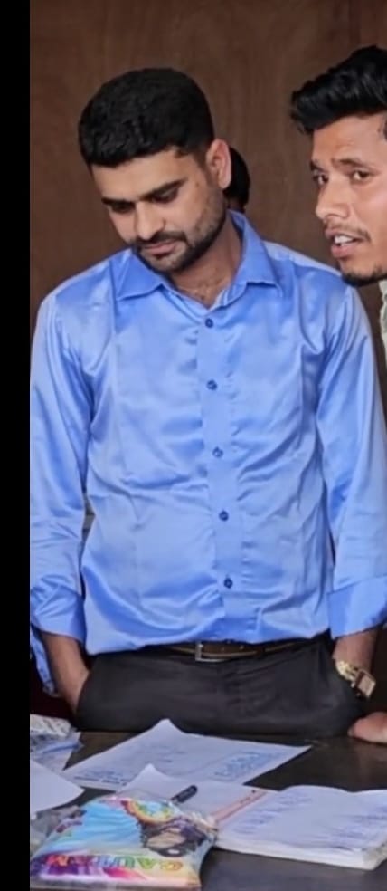 KASGANJ NEWS न डिग्री  न डिप्लोमा  फिर भी चला रहा नेशनल देसी दवाखाना’, बुधवार को कासगंज में बैठकर करता इलाज; शिकायत पर जांच शुरू