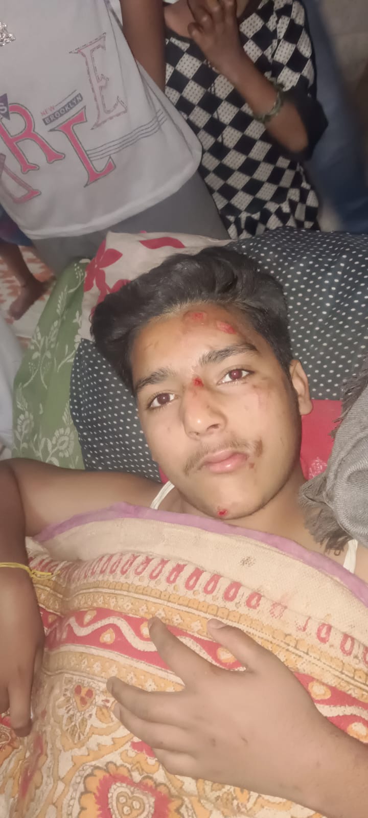 KASGANJ NEWS लहरा रोड पर 12वीं के छात्र को अज्ञात वाहन ने मारी टक्कर, नवदुर्गा मंदिर के पास दो किशोर घायल