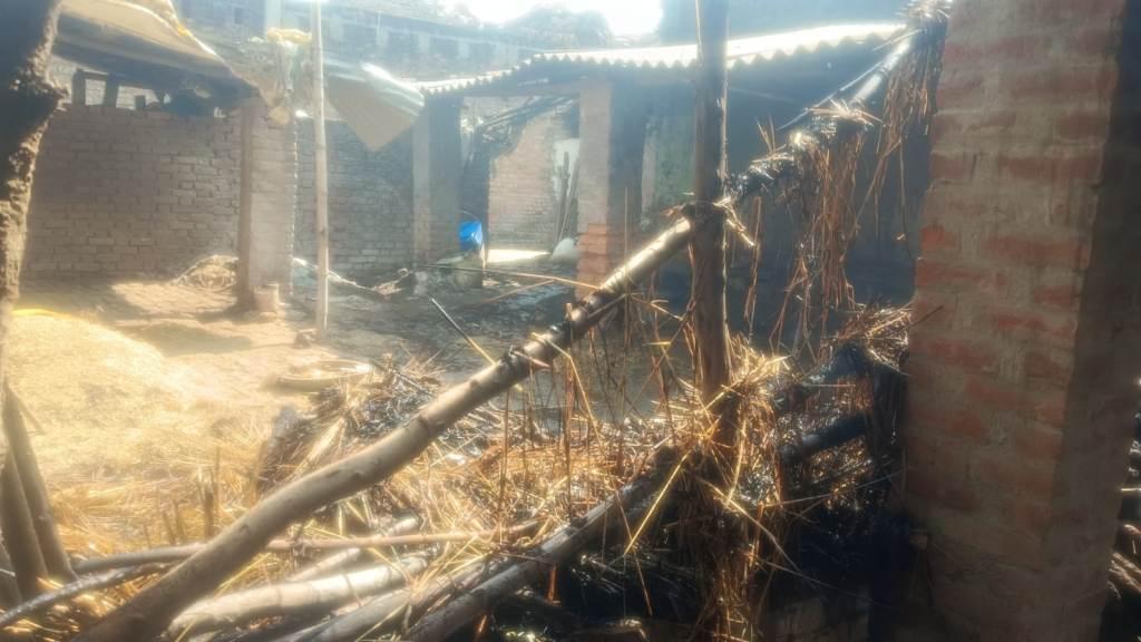Bareilly News : मीरगंज के सैंजना की गोटिया में संदिग्ध परिस्थितियों में झोपड़ी में लगी भीषण आग, बाइक समेत हजारों का सामान जलकर राख