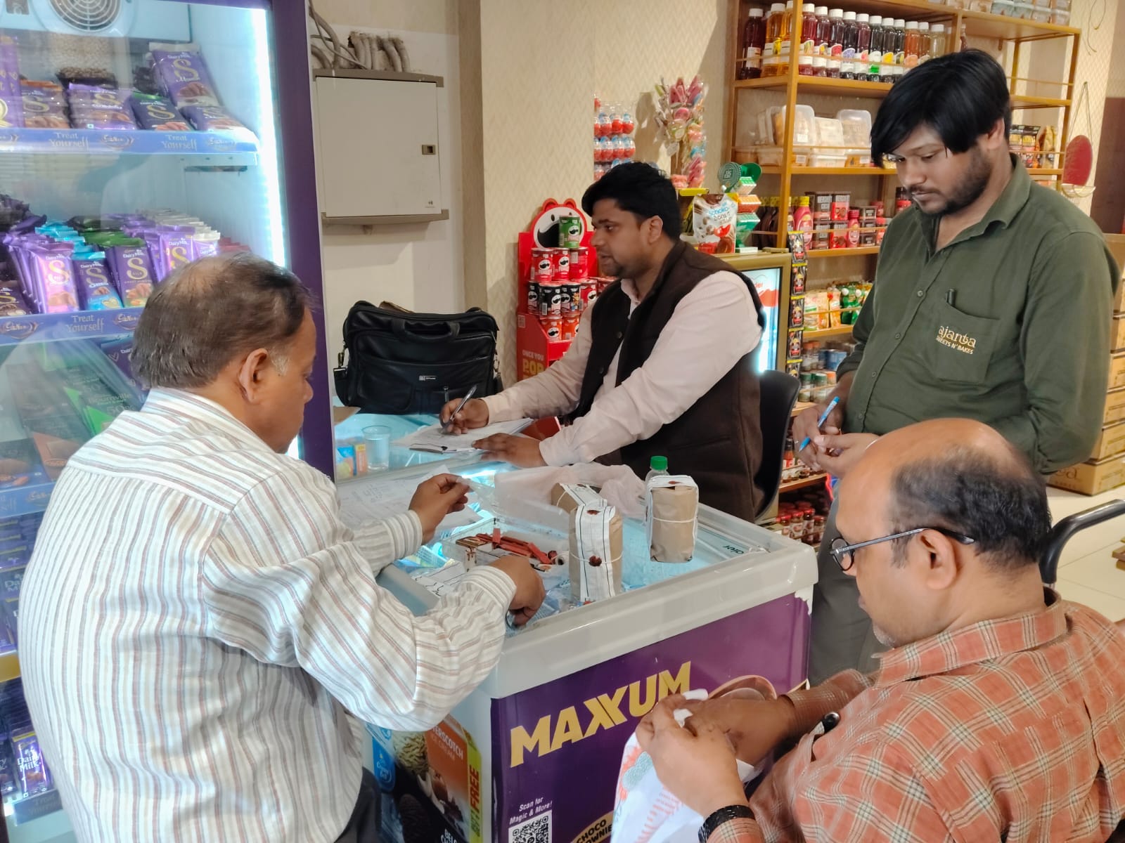 Bareilly News: खाद्य सुरक्षा टीम ने सरसों के तेल, पनीर, मिठाई, खोया के नमूने लिए