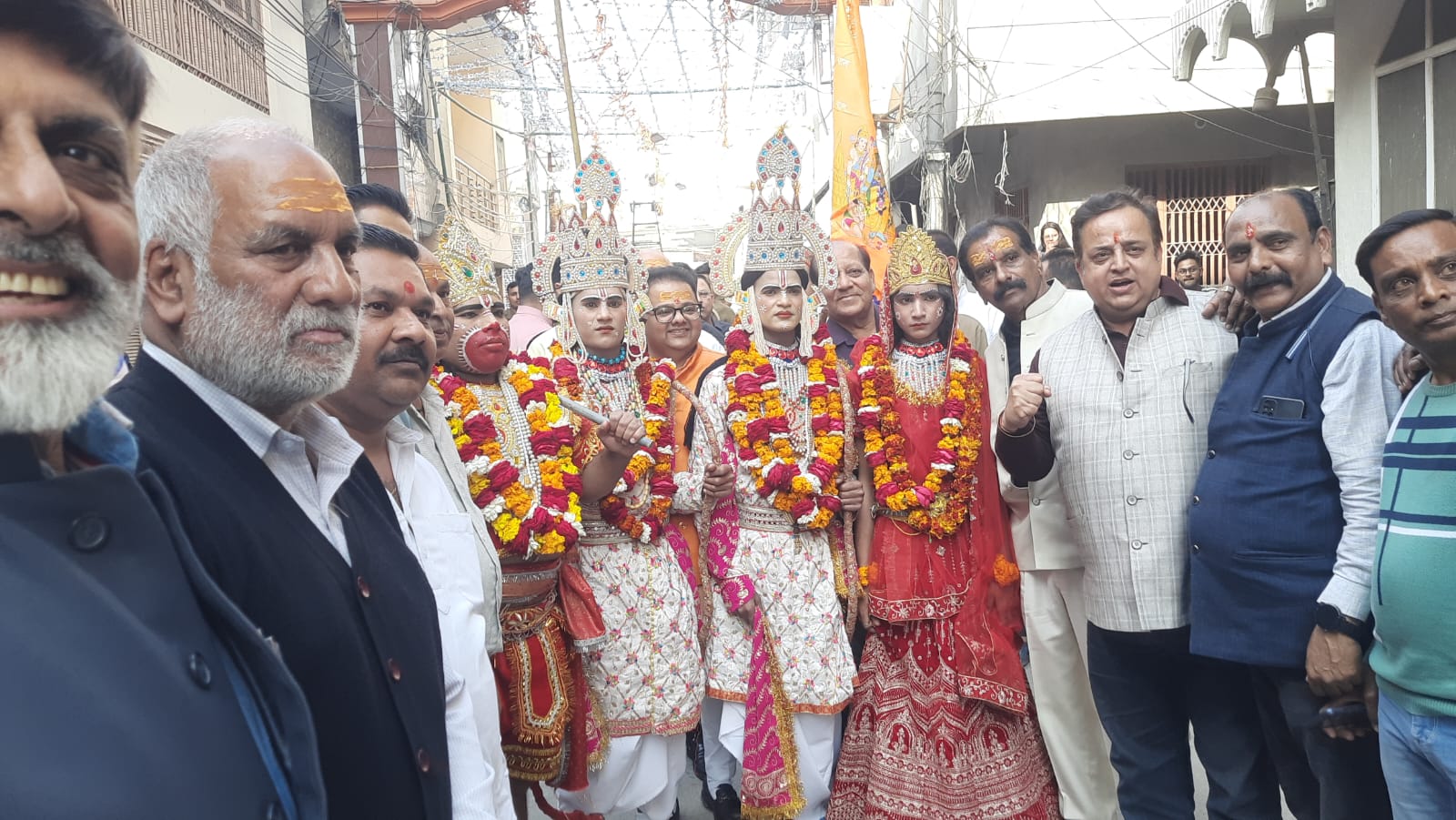 Bareilly News: बड़ी बमनपुरी में पताका यात्रा निकाली, रामलीला मंचन आज से 