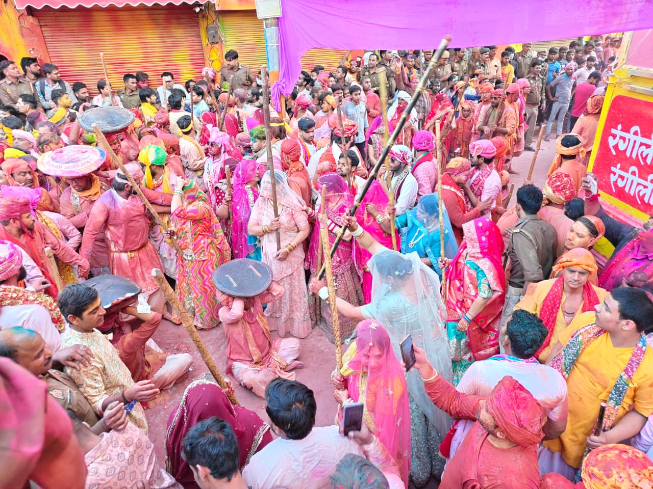 Mathura News: नंदगांव के हुरियारों पर बरसे लठ, गुलाल से रंगीं गलियां