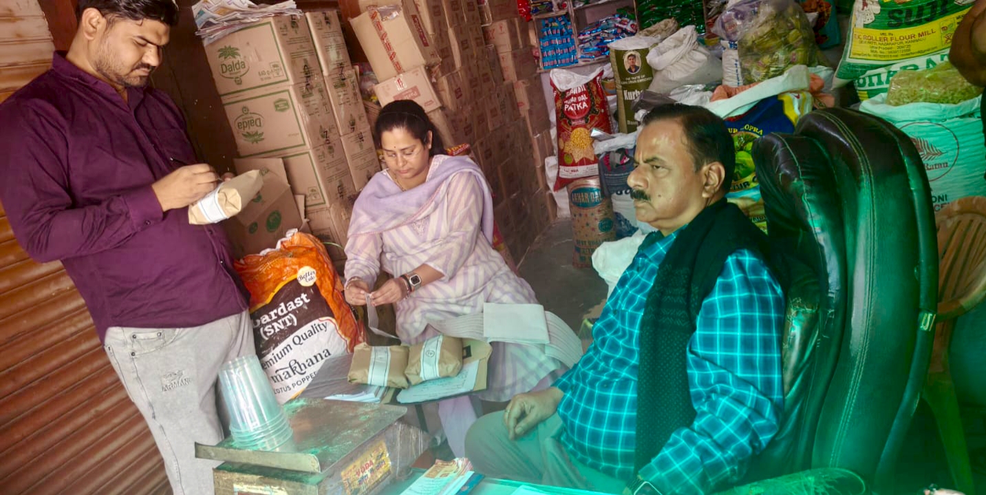 KASGANJ:होली से पहले खाद्य विभाग की बड़ी कार्रवाई: 24 नमूनों की जांच, 5 सैंपल लैब भेजे, 20 किलो रंगीन कचरी सीज