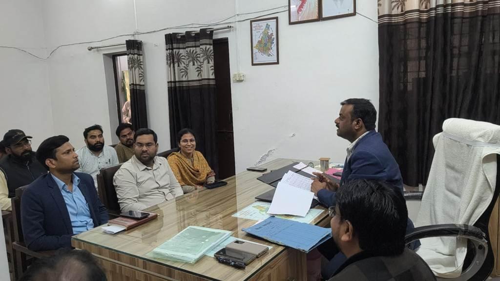 Bareilly news : मीरगंज में पीएम आवास योजना व पीएम स्वनिधि की समीक्षा, एक सप्ताह में लंबित आवेदनों के सत्यापन के निर्देश