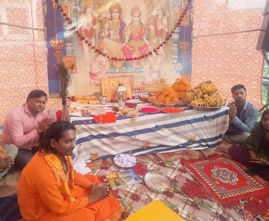 Bareilly News : भक्ति, रंग और उत्साह का संगम: मीरगंज के श्री बालाजी दरबार में खेली गई फूलों की होली