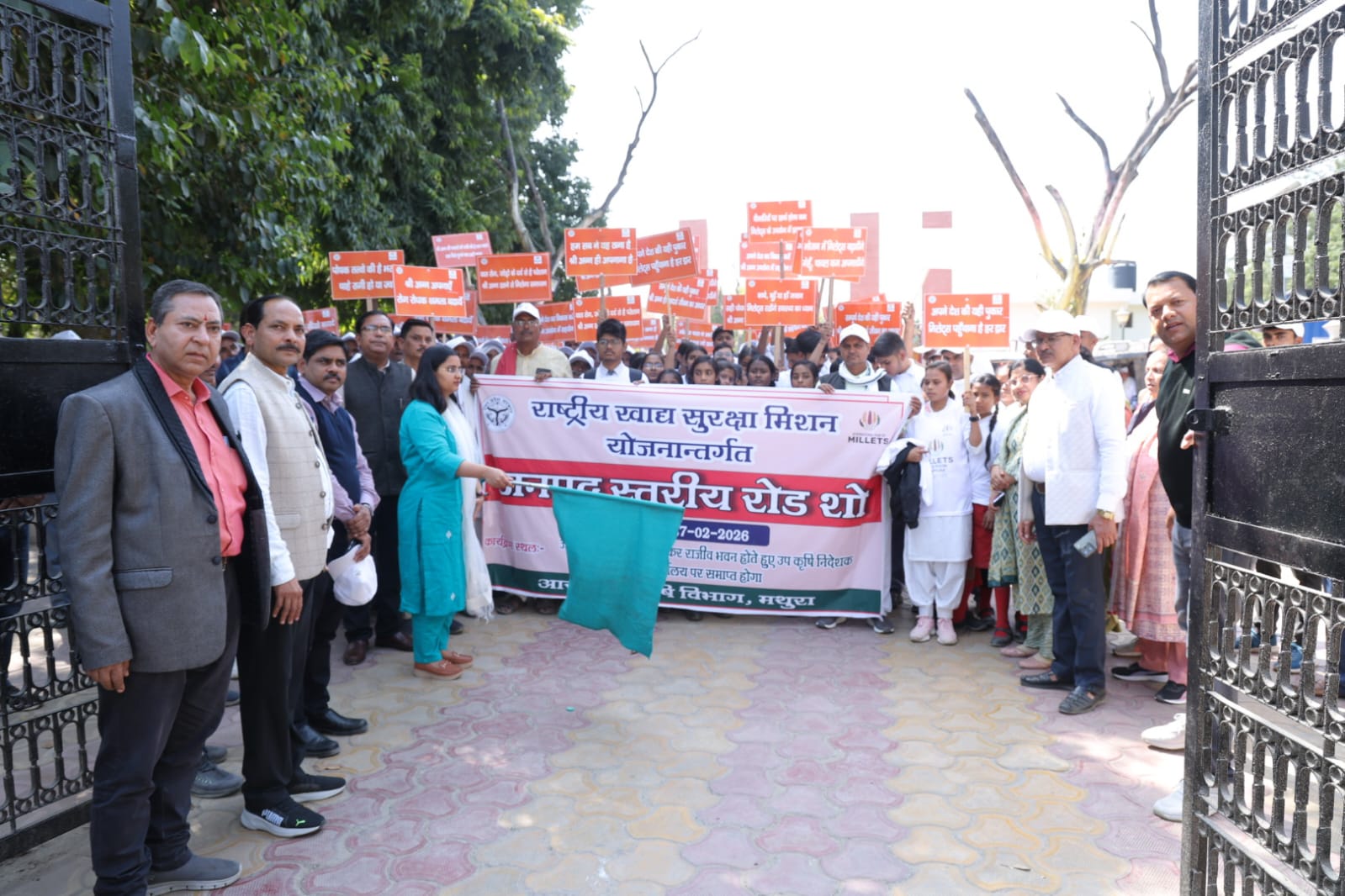 मथुरा में निकला मिलेट्स रोड शो, सीडीओ ने दिखाई हरी झंडी