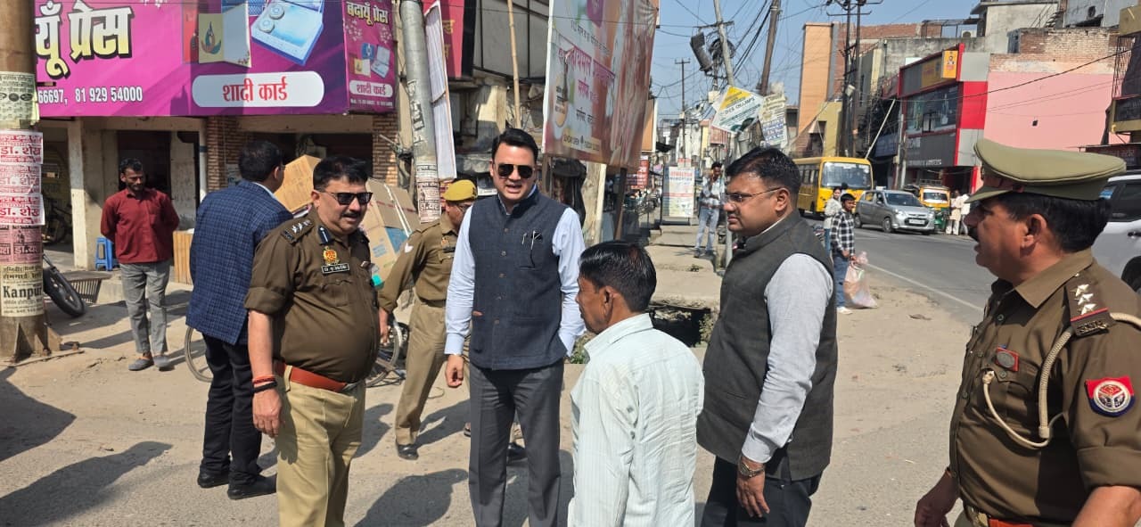 Badaun News : होली से पहले शहर में प्रशासन का फ्लैग मार्च