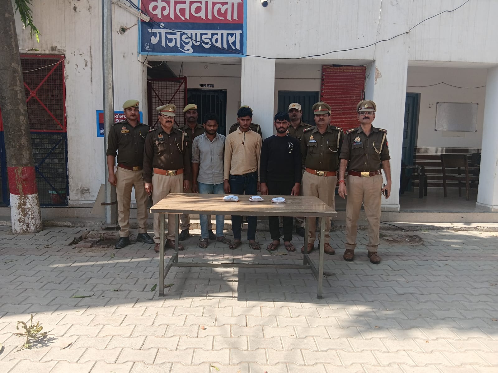 KASGANJ:नशे के कारोबार पर गंजडुंडवारा पुलिस का बड़ा प्रहार, 1065 ग्राम डायजापाम के साथ तीन तस्कर दबोचे
