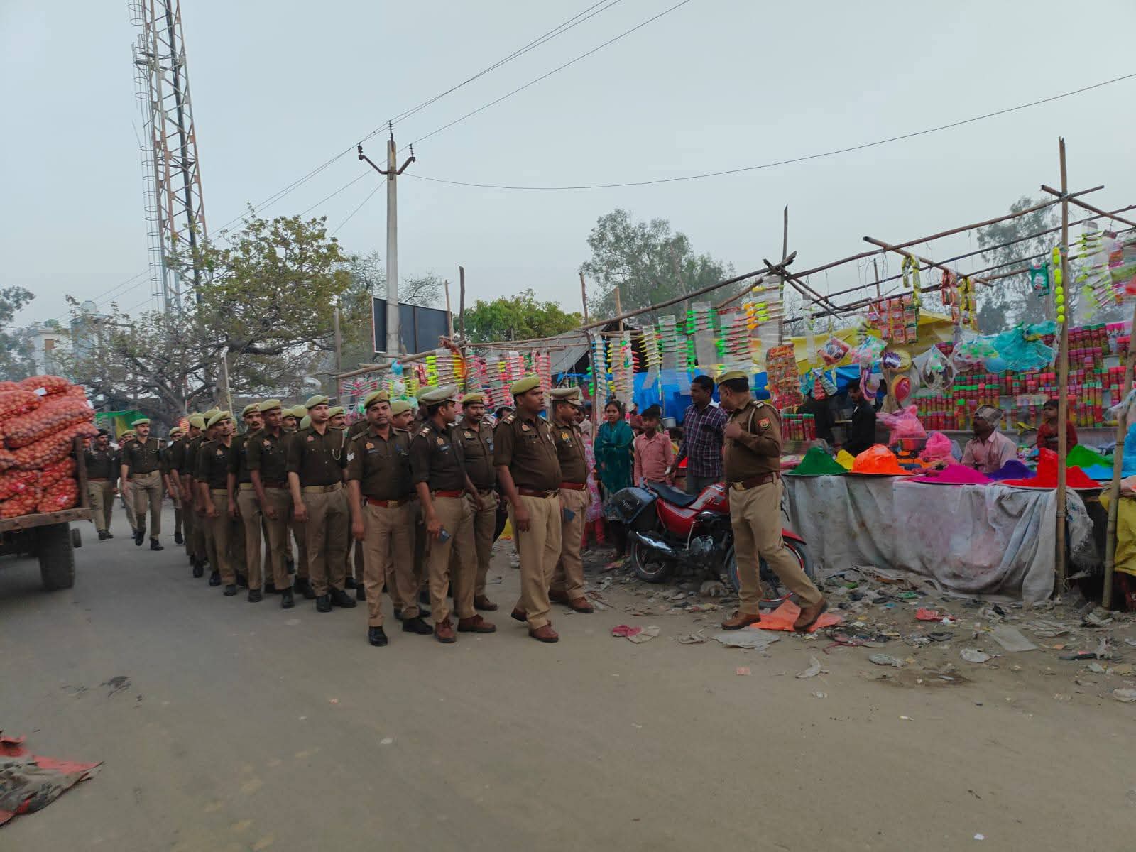 Badaun News : कादरचौक में होली-रमजान पर पुलिस का फ्लैग मार्च, सुरक्षा कड़ी