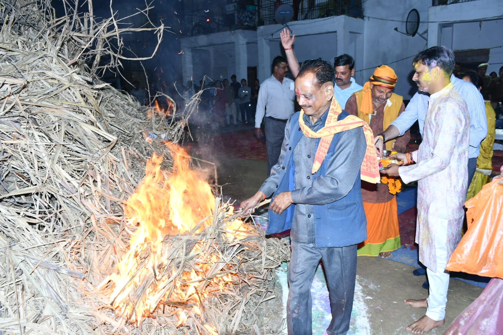 Badaun News : रिजर्व पुलिस लाइन बदायूँ में धूमधाम से होलिका पूजन, पुलिस परिवार संग मनाई होली