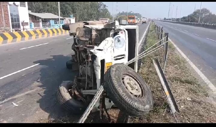 Bareilly News : मीरगंज में फलाईओवर पर तेज रफतार पिकप डिवाइडर से टकराकर पलटी, चालक घायल 