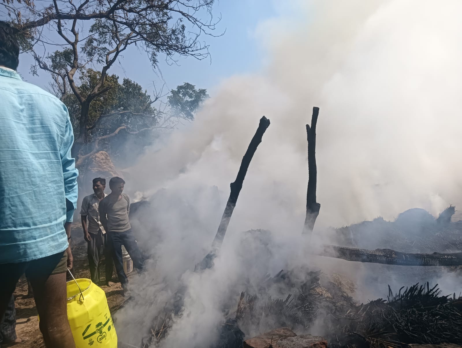 KASGANJ :पटियाली तहसील के नगला खन्ना में अग्निकांड, आधा दर्जन से अधिक झोपड़ियां जलकर राख, दो पशु झुलसे