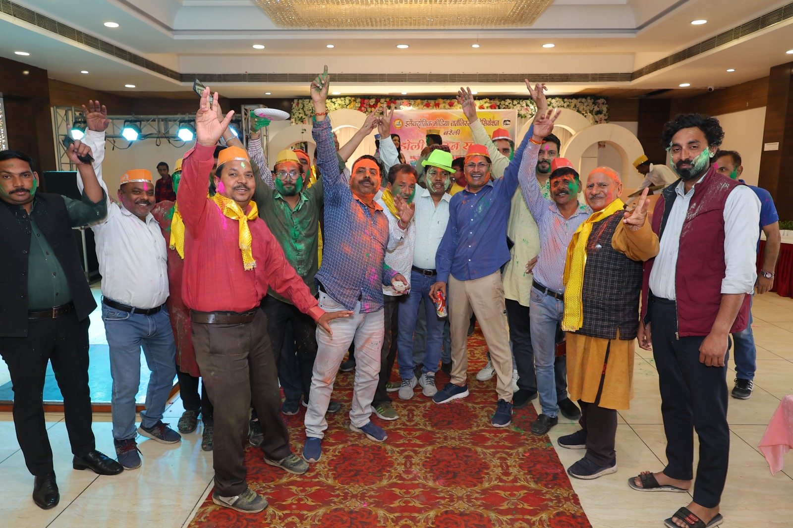 रंगों में घुला शासन-प्रशासन-मीडिया, बरेली में एकता की मिसाल