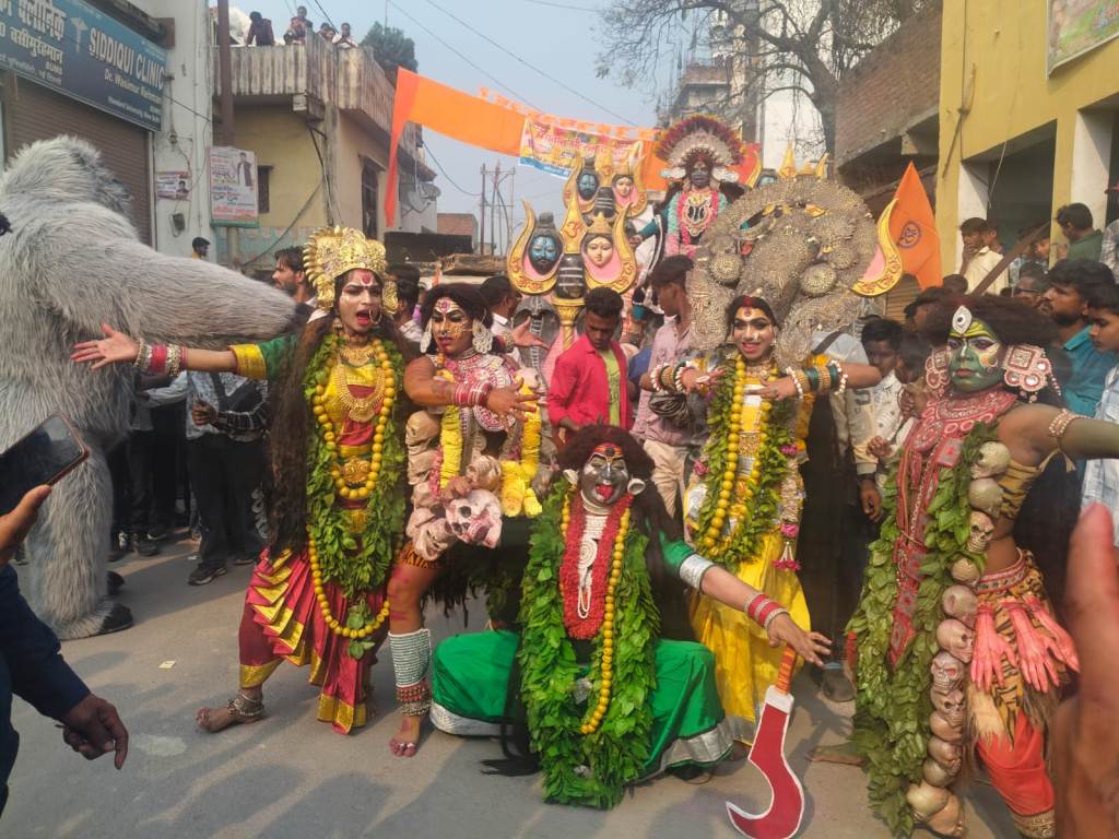 Bareilly News : तिलहाड़ी जुलूस में झांकियों की धूम, दुनका में उमड़ा आस्था और उत्साह का जनसैलाब