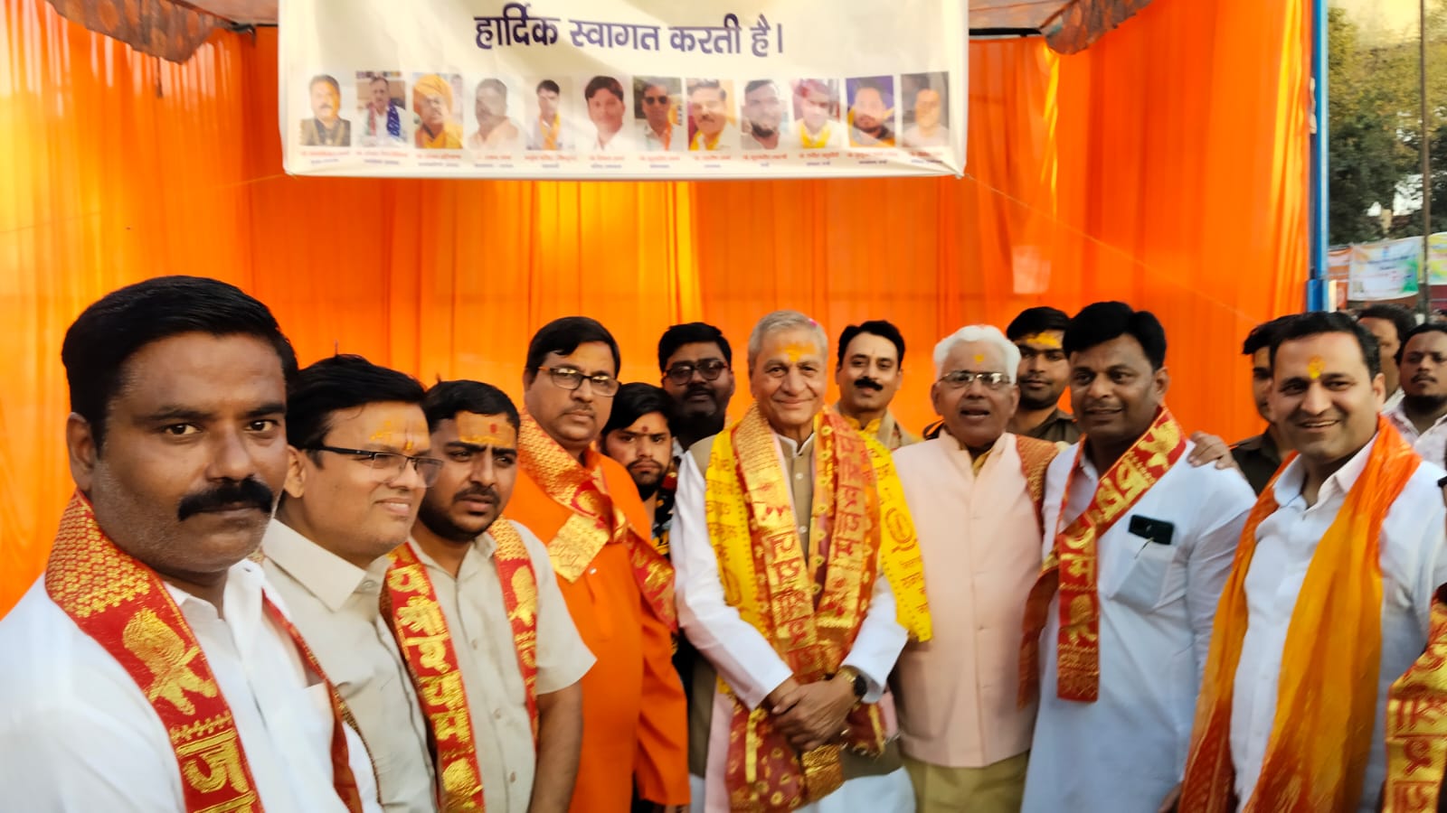 मथुरा में होली मिलन समारोह, गुलाल के बीच दिखी राजनीतिक एकता