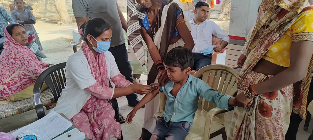 KASGANJ: पटियाली एसडीएम और नायब तहसीलदार की मौजूदगी में सिकंदरपुर मनोना में चला टीकाकरण जागरूकता अभियान