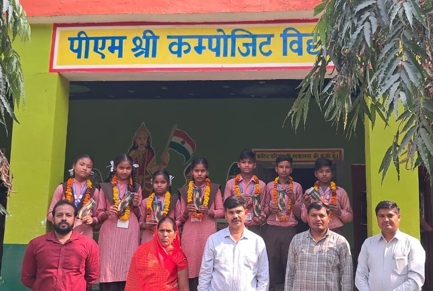 KASGANJ:राष्ट्रीय छात्रवृत्ति परीक्षा में बमनपुरा के छात्रों का शानदार प्रदर्शन,फूलमालाएं पहनाकर व पुरस्कार देकर किया सम्मान, चार वर्षों तक मिलेगी छात्रवृत्ति