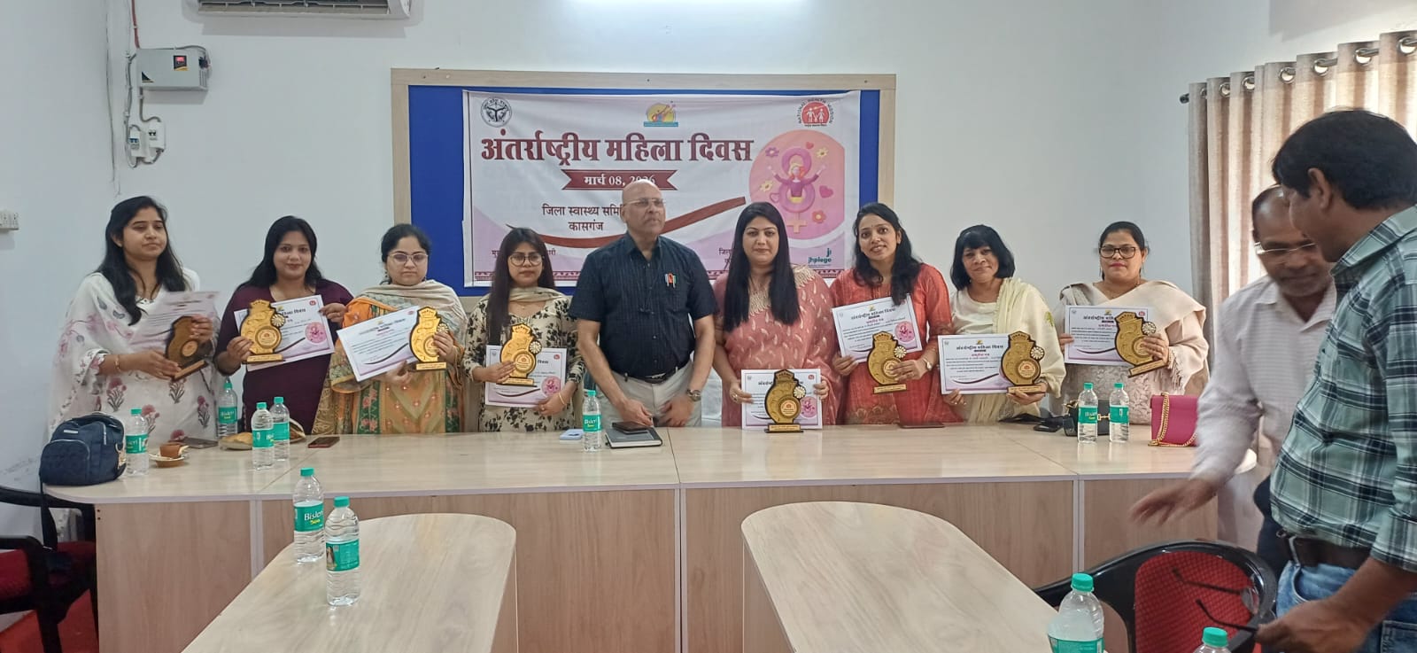 KASGANJ NEWS अंतर्राष्ट्रीय महिला दिवस पर उत्कृष्ट कार्य करने वाली महिला चिकित्सक व स्वास्थ्य कर्मियों का हुआ सम्मान