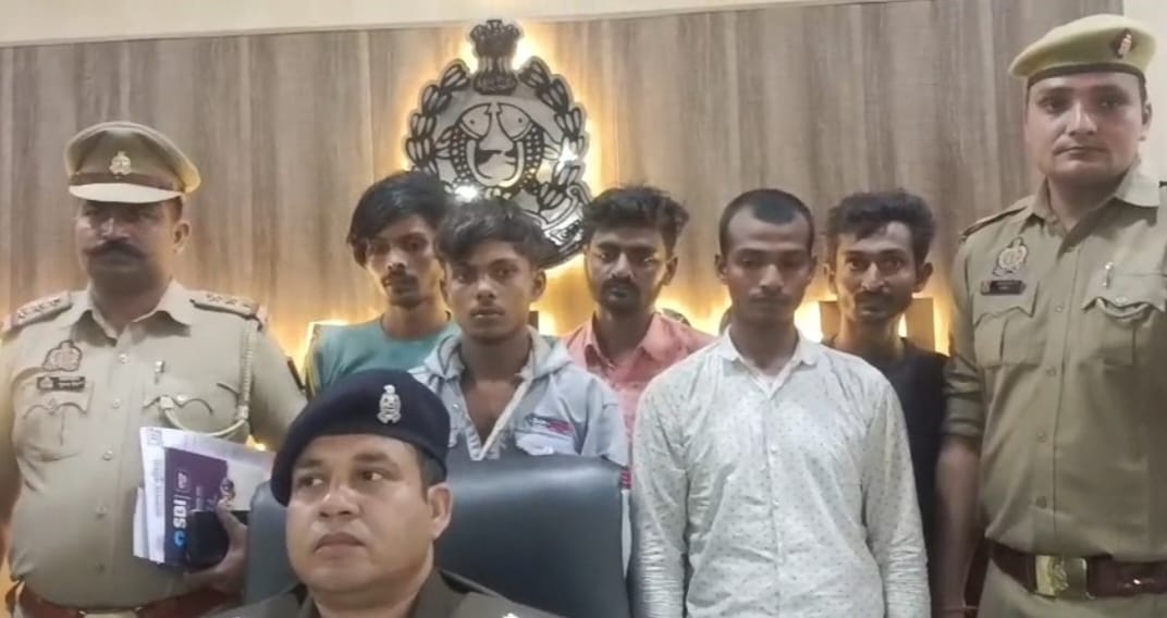 KASGANJ NEWS जनपद कासगंज के पटियाली थाना क्षेत्र के कस्बा भरगैन में बीते 5 मार्च को हुए आदिल हत्याकांड का पुलिस ने सनसनीखेज खुलासा कर दिया है। थाना पटियाली पुलिस, एसओजी और सर्विलांस टीम की संयुक्त कार्रवाई में इस मामले में शामिल पांच आरोपियों को गिरफ्तार किया गया है। पुलिस ने आरोपियों की निशानदेही पर हत्या में प्रयुक्त लोहे की सरिया और खून से सने कपड़े भी बरामद किए हैं। गिरफ्तार सभी आरोपियों को न्यायालय में पेश कर जेल भेज दिया गया है।