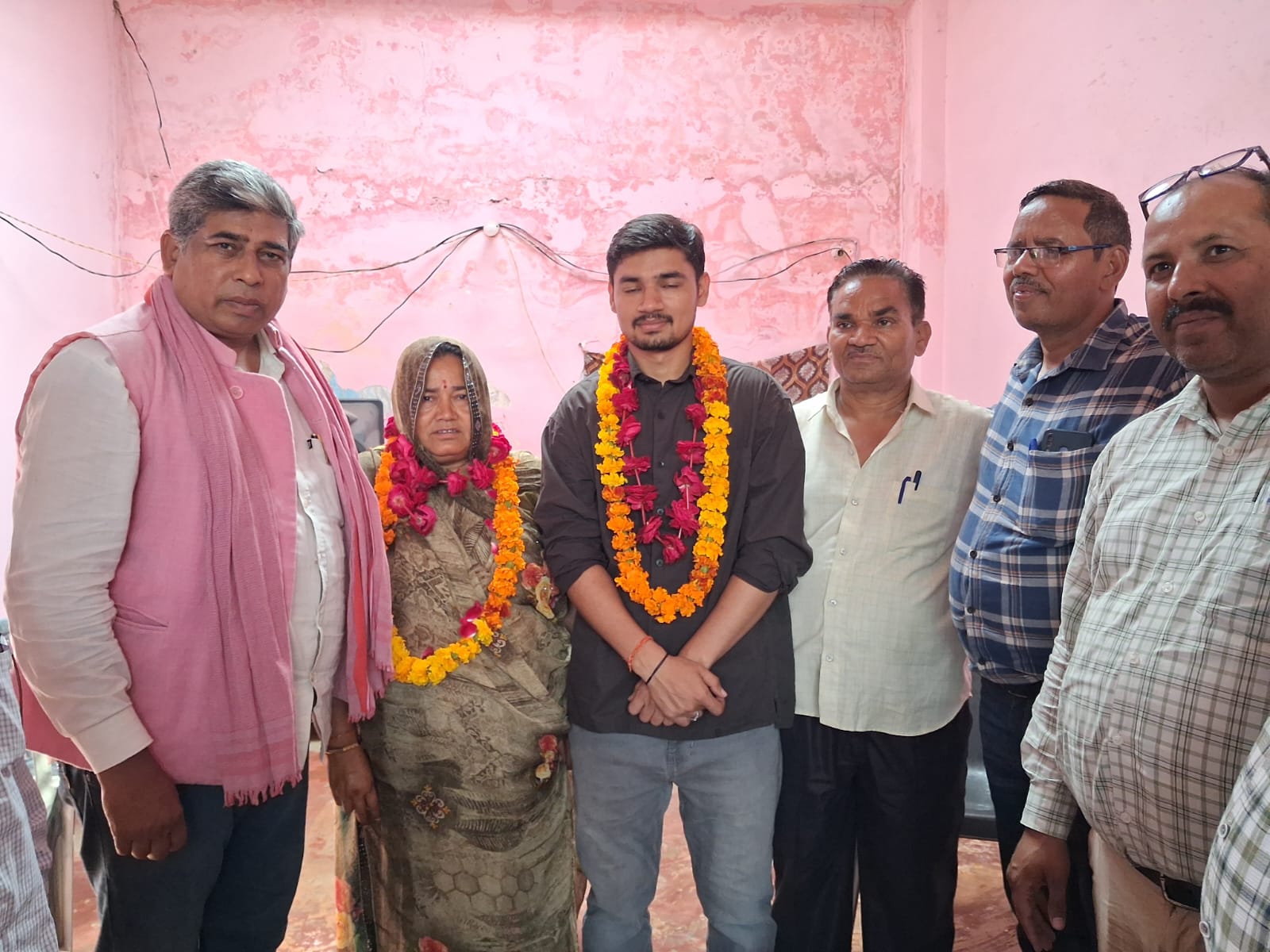 KASGANJ NEWS जनपद कासगंज के ग्राम मौजी नगला के होनहार युवा अभिषेक यादव ने देश की प्रतिष्ठित सिविल सर्विस परीक्षा में 532वीं रैंक हासिल कर जिले और प्रदेश का नाम रोशन किया है। उनकी इस उपलब्धि से गांव और पूरे जनपद में खुशी का माहौल है। अभिषेक यादव की सफलता से क्षेत्र के युवाओं में भी नई प्रेरणा और उत्साह देखने को मिल रहा है।