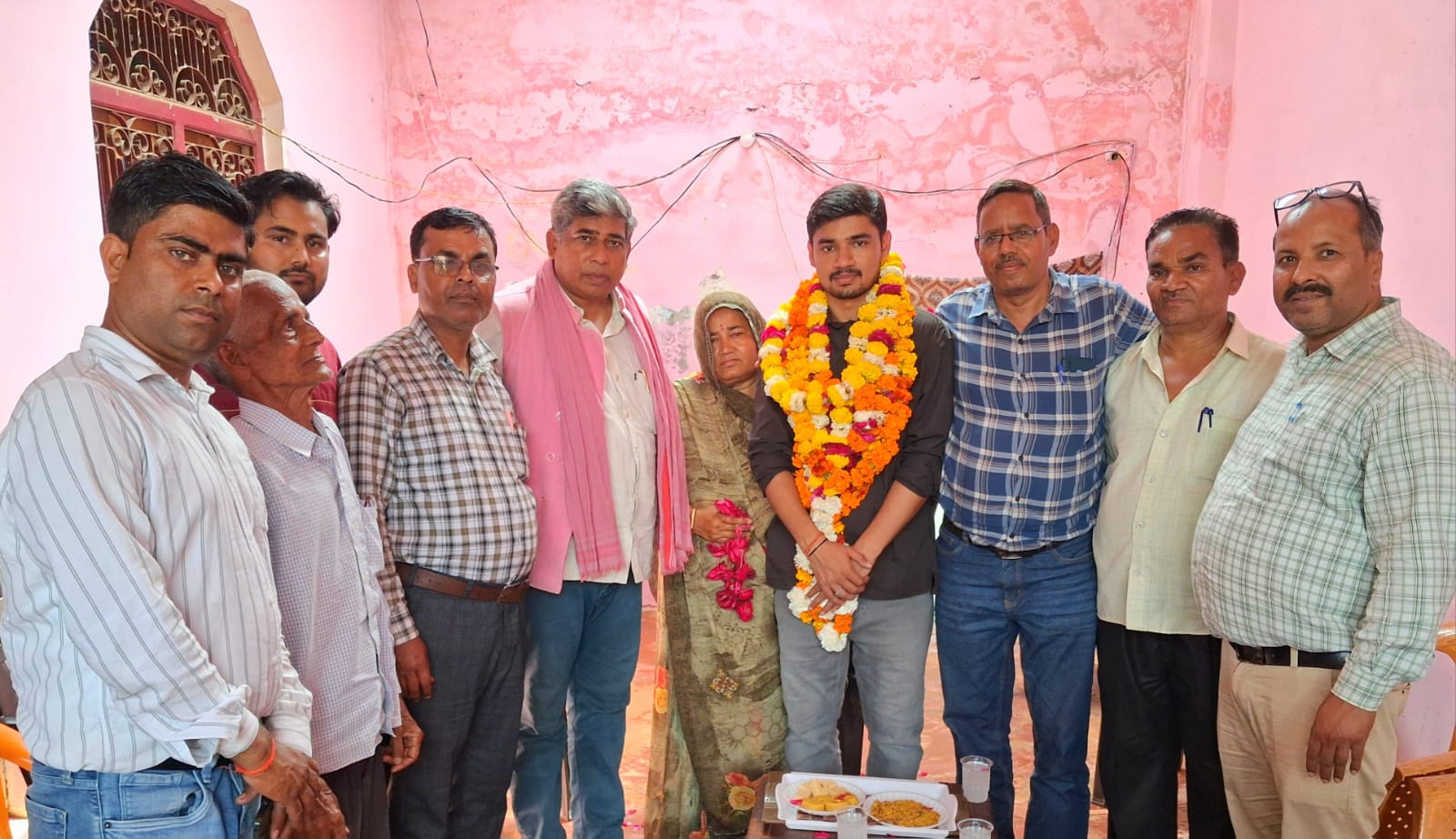 KASGANJ:सिविल सर्विस में चयनित अभिषेक यादव बने युवाओं की प्रेरणा, गांव पहुंचकर समाजसेवी अब्दुल हफीज गांधी ने पहनाई फूलमालाएं