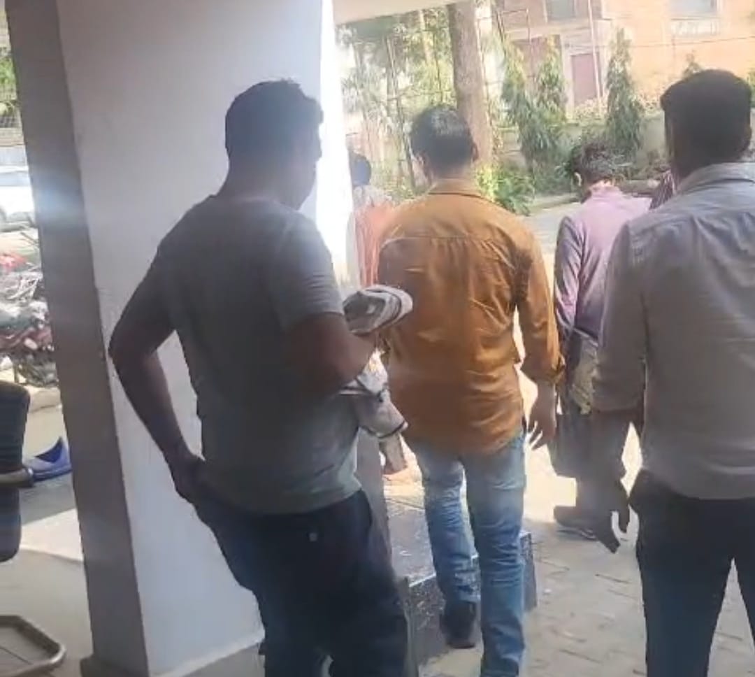 KASGANJ NEWS फौती के नाम पर 25 हजार की रिश्वत लेते तहसीलदार के पेशकार को एंटीकरप्शन टीम ने दबोचा