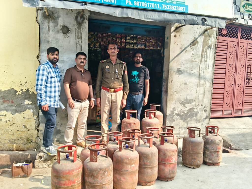 Bareilly News : मीरगंज में घरेलू गैस सिलेंडरों का अवैध कारोबार पकड़ा, 15 सिलेंडर बरामद; आरोपी पर मुकदमा दर्ज